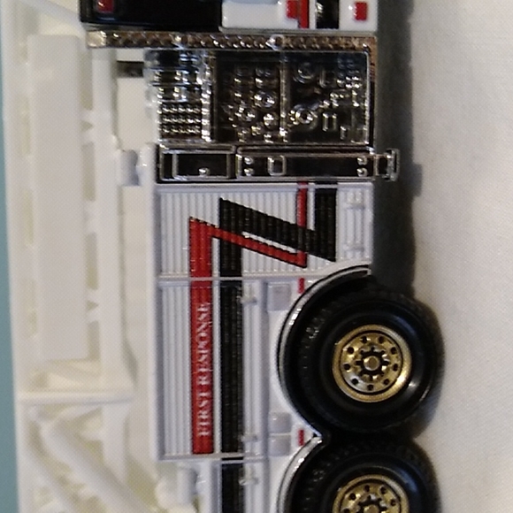 SALE! 2009 Mattel Matchbox Jensen Fire Dept. Ladder 5 - Picture 8 of 17